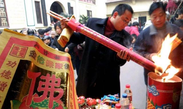 烧香磕头算命-第1张图片-周易占卜网 - 免费算命_生辰八字算命_八字合婚姻