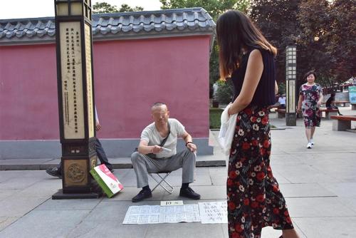 城市街头算命摊位-第1张图片-周易占卜网 - 免费算命_生辰八字算命_八字合婚姻